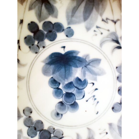 Vintage Japanese Blue White Porcelain Bowls Grapevine Scalloped Rim Set of 2 - Picture 11 of 16